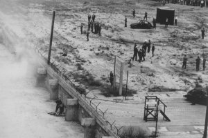 Peter Fechter, shot dead at the Berlin Wall: East German border guards retrieving the dying man from Zimmerstrasse near the Checkpoint Charlie border crossing (II) [Aug. 17, 1962 ]