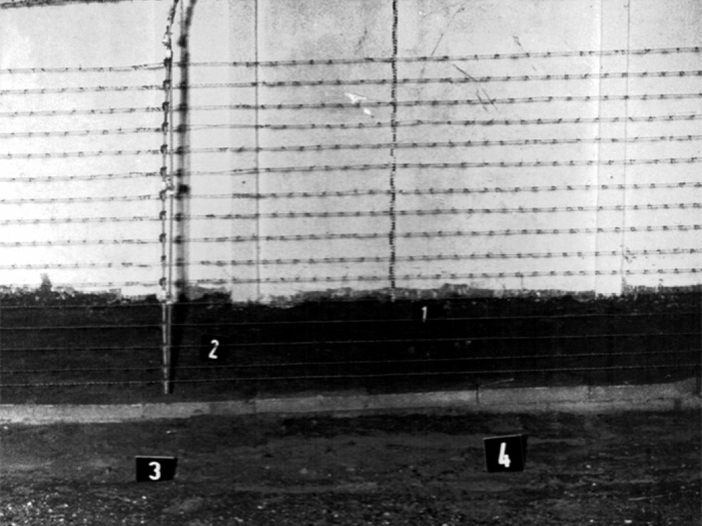 Michael Schmidt, shot dead at the Berlin Wall: MfS photo of the signal fence that Michael Schmidt was able to get passed [Dec. 1, 1984]