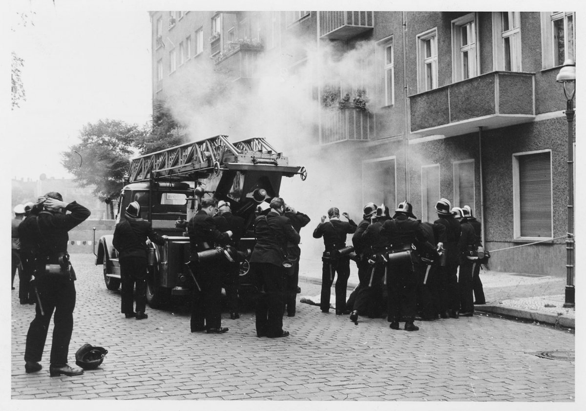 Gescheiterte Flucht in Treptow, 13. September 1961: Ost-Berliner Grenzpolizisten werfen Tränengas mit Knalleffekten und verhindern den Fluchtversuch in der Harzer Straße 117. Gescheiterte Flucht in Treptow, 13. September 1961: Ost-Berliner Grenzpolizisten werfen Tränengas mit Knalleffekten und verhindern den Fluchtversuch in der Harzer Straße 117.