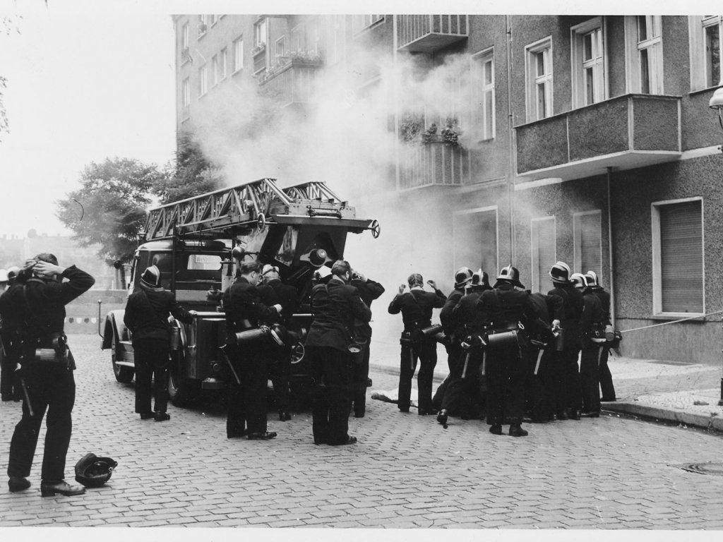 Gescheiterte Flucht in Treptow, 13. September 1961: Ost-Berliner Grenzpolizisten werfen Tränengas mit Knalleffekten und verhindern den Fluchtversuch in der Harzer Straße 117.