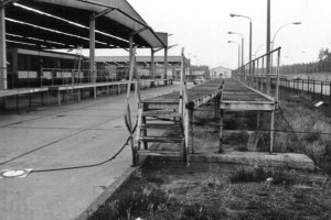 Eine Seilsperre durchbrochen, am zweiten Stahlseil jedoch gescheitert: Fluchtversuch eines 33-Jährigen mit einem PKW Marke „Trabant“ am Grenzübergang Drewitz nach Berlin-Zehlendorf, 8. August 1989