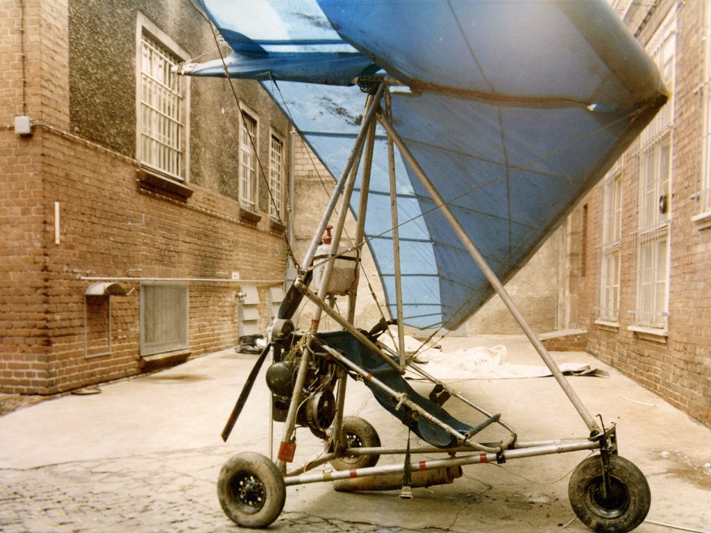 Ende eines Fluchtversuchs – Rekonstruktion des Fluggleiters auf dem Hof des Potsdamer Stasi-Untersuchungsgefängnisses: Gescheiterte Flucht mit einem Drachen-Fluggleiter in der Nähe von Potsdam, 20. Dezember 1986