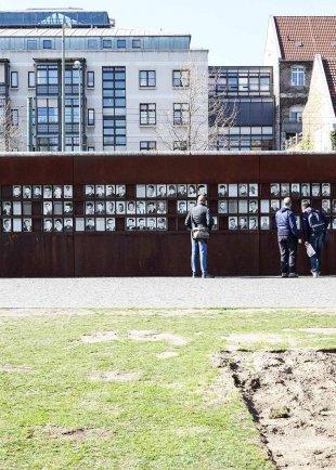 Den Opfern der Mauer: Fenster des Gedenkens der Gedenkstätte Berliner Mauer; Aufnahme 2010