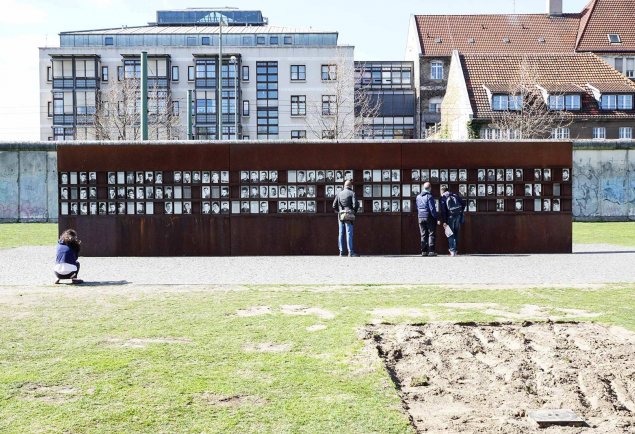 Den Opfern der Mauer: Fenster des Gedenkens der Gedenkstätte Berliner Mauer; Aufnahme 2010