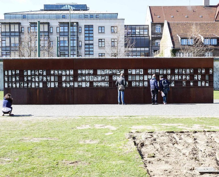 Den Opfern der Mauer: Fenster des Gedenkens der Gedenkstätte Berliner Mauer; Aufnahme 2010 Den Opfern der Mauer: Fenster des Gedenkens der Gedenkstätte Berliner Mauer; Aufnahme 2010