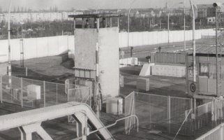 Blick von der Bösebrücke auf den Grenzübergang Bornholmer Straße