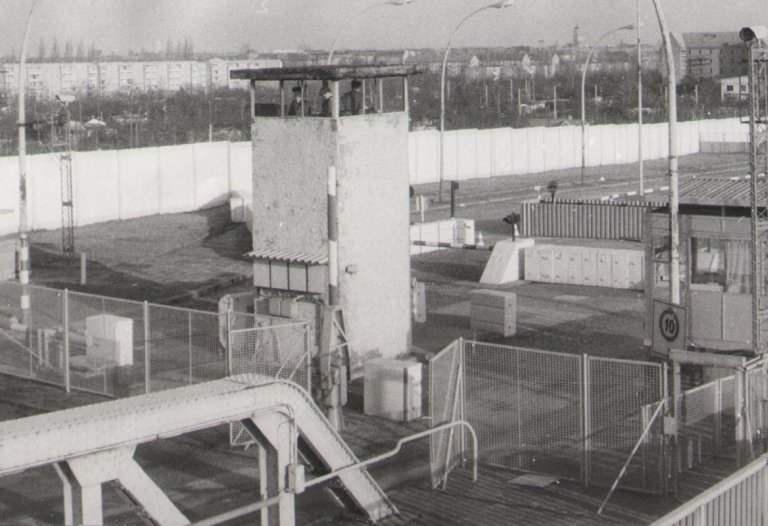 Blick von der Bösebrücke auf den Grenzübergang Bornholmer Straße