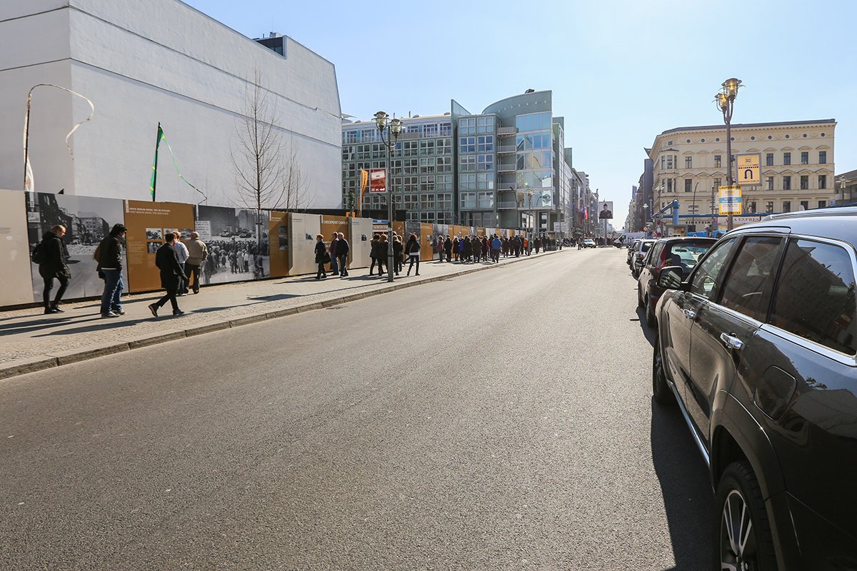 Grenzübergang Friedrich-/Zimmerstraße („Checkpoint Charlie“), Blickrichtung von ehem. Ost- nach West-Berlin Grenzübergang Friedrich-/Zimmerstraße („Checkpoint Charlie“), Blickrichtung von ehem. Ost- nach West-Berlin