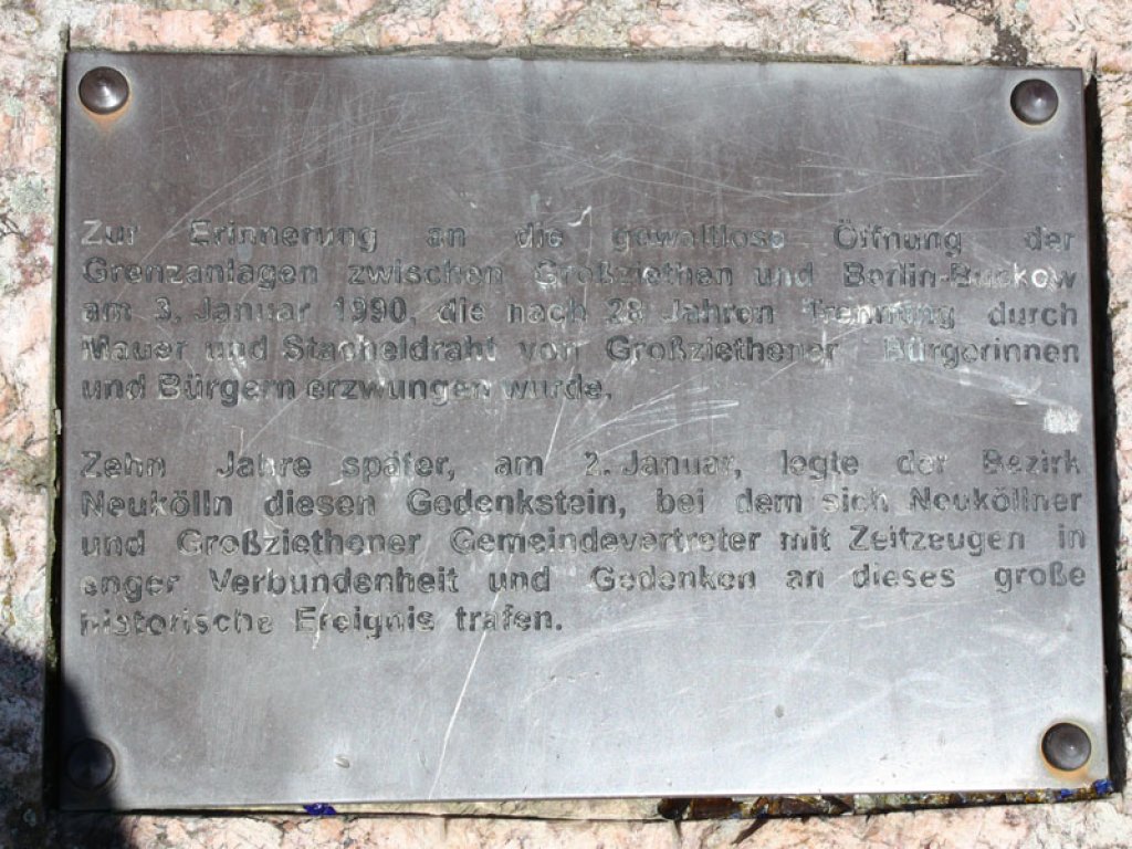 Gedenkstein-Inschrift zur Erinnerung an die von Großziethener Bürgern erzwungene Öffnung der DDR-Grenze zwischen Großziethen und Berlin-Neukölln am 3. Januar 1990; Aufnahme 2015 Gedenkstein-Inschrift zur Erinnerung an die von Großziethener Bürgern erzwungene Öffnung der DDR-Grenze zwischen Großziethen und Berlin-Neukölln am 3. Januar 1990; Aufnahme 2015