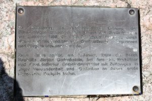 Gedenkstein-Inschrift zur Erinnerung an die von Großziethener Bürgern erzwungene Öffnung der DDR-Grenze zwischen Großziethen und Berlin-Neukölln am 3. Januar 1990; Aufnahme 2015