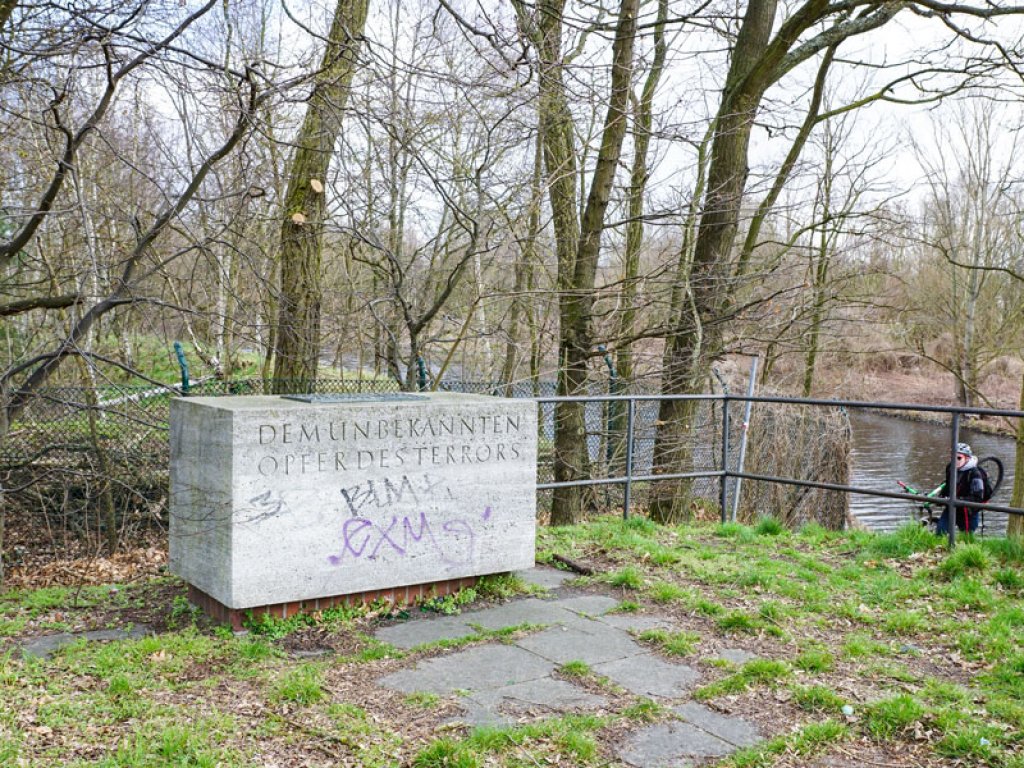 Gedenkstein für Roland Hoff in Berlin-Lichterfelde – an dem rettenden Ufer, das er nicht erreichte. Im Westen blieb der Name des am 29. August 1961 bei einem Fluchtversuch Getöteten zunächst unbekannt; Aufnahme 2015  Gedenkstein für Roland Hoff in Berlin-Lichterfelde – an dem rettenden Ufer, das er nicht erreichte. Im Westen blieb der Name des am 29. August 1961 bei einem Fluchtversuch Getöteten zunächst unbekannt; Aufnahme 2015