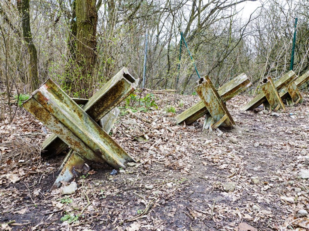 Panzersperren am ehemaligen NVA-Truppenübungsplatz in Stahnsdorf, wie sie vom Herbst 1961 bis 1989 auch an verschiedenen Stellen der Berliner Mauer eingesetzt wurden (3); Aufnahme 2015 Panzersperren am ehemaligen NVA-Truppenübungsplatz in Stahnsdorf, wie sie vom Herbst 1961 bis 1989 auch an verschiedenen Stellen der Berliner Mauer eingesetzt wurden (3); Aufnahme 2015