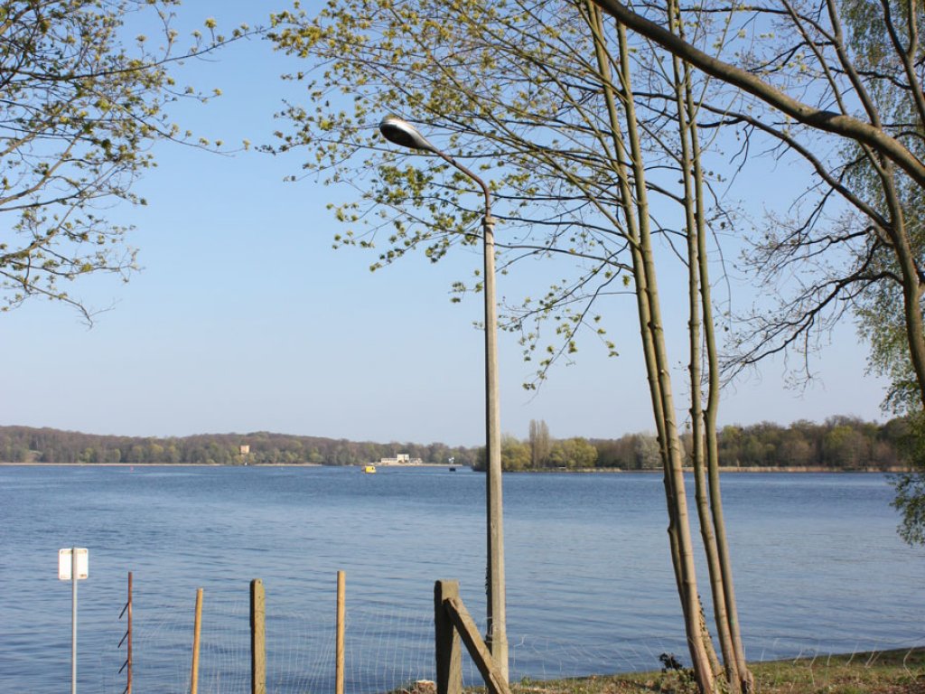 Bogenlampe der Grenzsicherung am DDR-Wasser-Grenzübergang Nedlitz in Potsdam; Aufnahme 2015