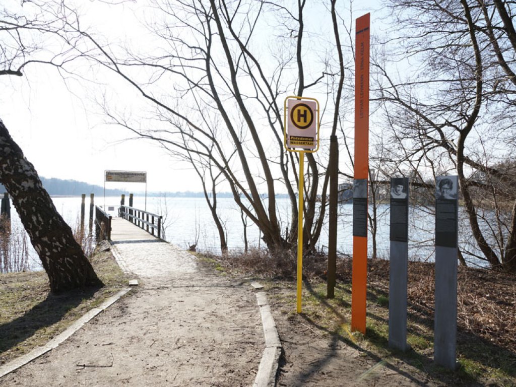 Gedenkstelen am Fähranleger in Sacrow für Lothar Lehmann und Erna Kelm, die am 26 November 1961 bzw. am 11. Juni 1962 bei einem Fluchtversuch in der Havel ertranken; Aufnahme 2015