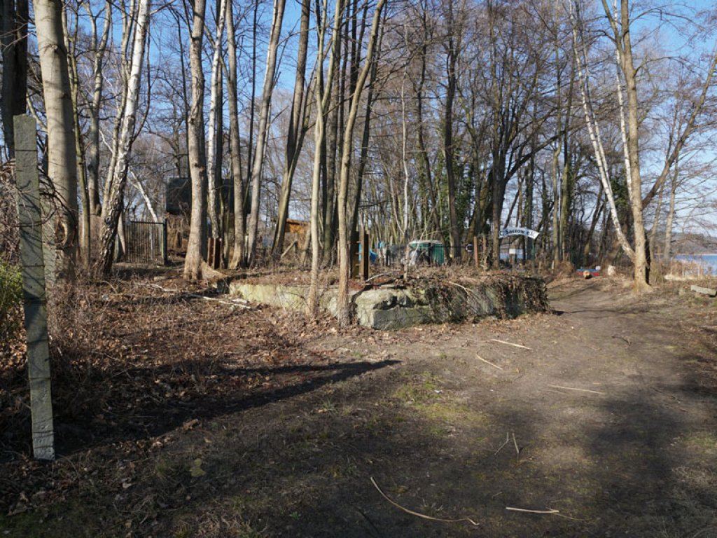 Fundamentreste eines Wachturmes der DDR-Grenztruppen auf der Halbinsel Meedehorn bei Sacrow (1); Aufnahme 2015