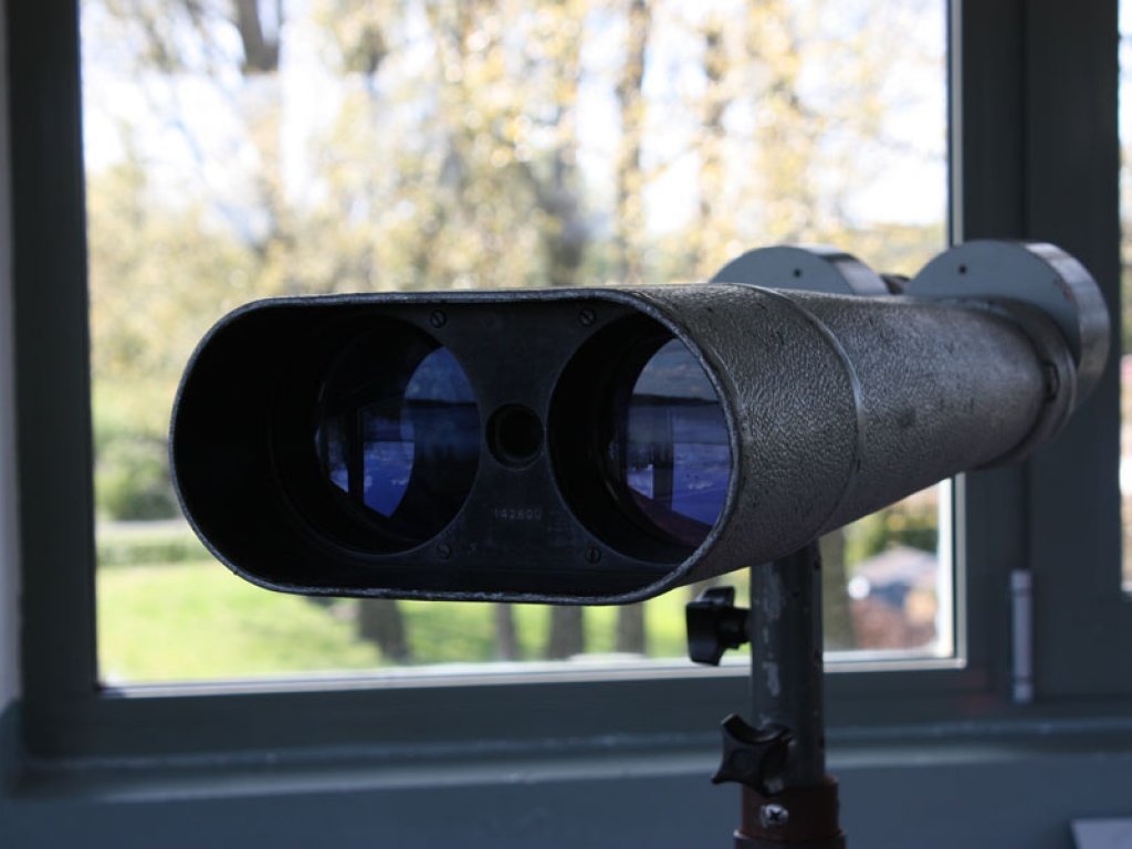 Spezialteleskop in der Führungsstelle der DDR-Grenztruppen in Nieder Neuendorf, heute Grenzturm-Museum der Stadt Hennigsdorf; Aufnahme 2015  Spezialteleskop in der Führungsstelle der DDR-Grenztruppen in Nieder Neuendorf, heute Grenzturm-Museum der Stadt Hennigsdorf; Aufnahme 2015