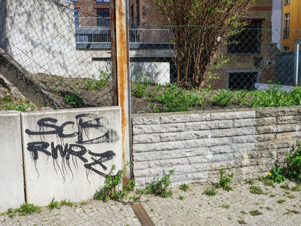 Nachzeichnung und Stahlpfosten der Hinterlandsicherungsmauer auf dem Gedenkstättenareal an der Bernauer/Ecke Strelitzer Straße; Aufnahme 2015