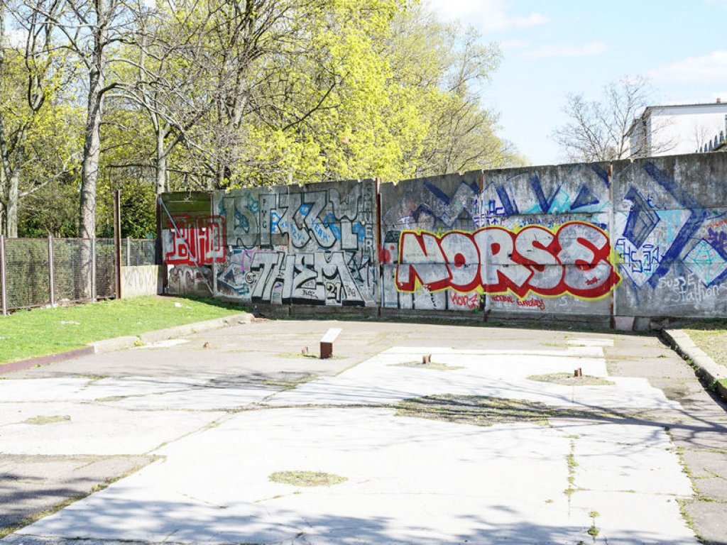 Hinterlandmauer und Reste der früheren Hinterlandmauer von 1967/69 auf dem Gedenkstättenareal an der Berg-/Ecke Bernauer Straße; Aufnahme 2015