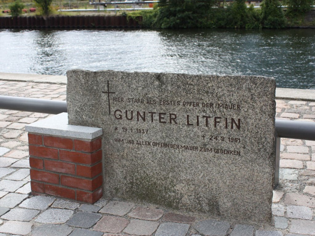 Gedenkstein am Kapelle-Ufer in Berlin-Mitte für Günter Litfin, der bei einem Fluchtversuch am 24. August 1961 im Humboldthafen erstes Opfer des DDR-Schießbefehls wurde; Aufnahme 2016