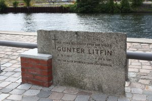 Gedenkstein am Kapelle-Ufer in Berlin-Mitte für Günter Litfin, der bei einem Fluchtversuch am 24. August 1961 im Humboldthafen erstes Opfer des DDR-Schießbefehls wurde; Aufnahme 2016