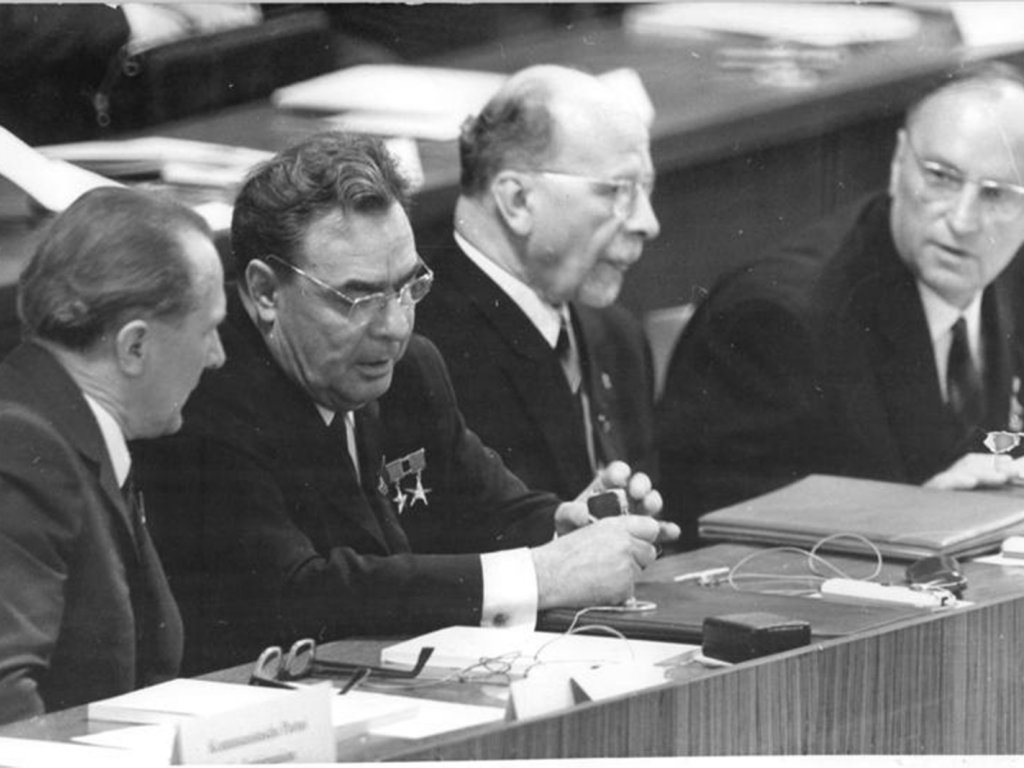 Präsidium des VII. SED-Parteitages: (v. l. n. r.) Erich Honecker, Leonid Breschnew, Walter Ulbricht und Kurt Hager zusammen; Aufnahme 17. April 1967