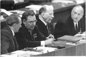 Präsidium des VII. SED-Parteitages: (v. l. n. r.) Erich Honecker, Leonid Breschnew, Walter Ulbricht und Kurt Hager zusammen; Aufnahme 17. April 1967