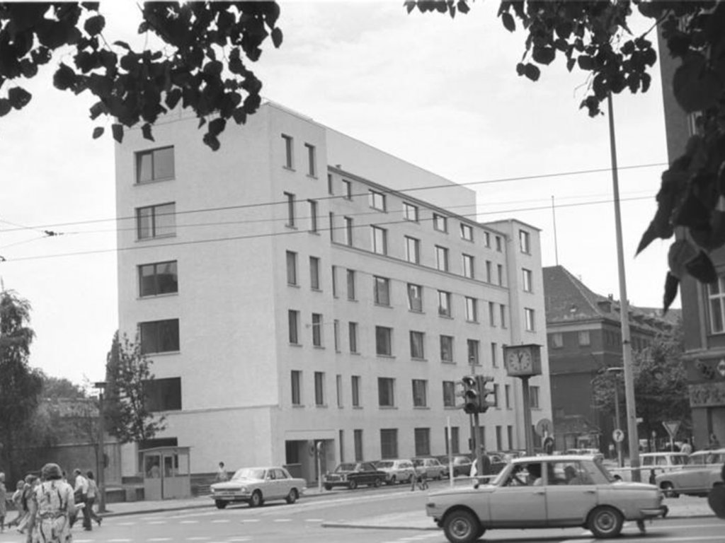 In Ost-Berlin wird die Ständige Vertretung der Bundesrepublik in der DDR in der Hannoverschen Straße eingerichtet; Aufnahme 25. Juni 1974  In Ost-Berlin wird die Ständige Vertretung der Bundesrepublik in der DDR in der Hannoverschen Straße eingerichtet; Aufnahme 25. Juni 1974