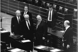 DDR-Volkskammerpräsident Horst Sindermann (2. v. l.) im Plenarsaal des Bundestages mit Ewald Moldt, Leiter der Ständigen Vertretung der DDR (1. v. l.) und Bundestagsvizepräsident und SPD-Minister Heinz Westphal (3.v.li.); Aufnahme Februar 1986