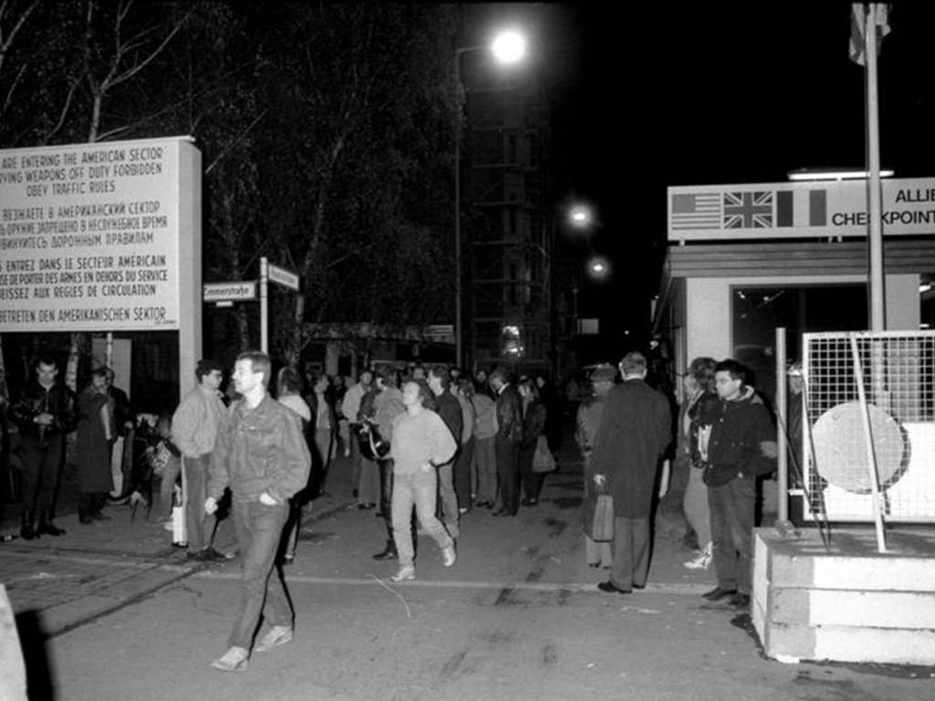 In der Nacht des Mauerfalls kommen auch am Grenzübergang Friedrichstraße („Checkpoint Charlie“) Ost-Berliner in den Westen; Aufnahme 10. November 1989