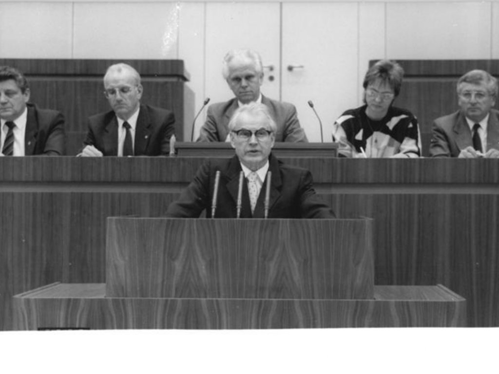Hans Modrow, der neugewählte Ministerpräsident, gibt eine Regierungserklärung ab; Aufnahme 17. November 1989