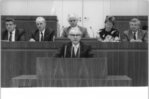 Hans Modrow, der neugewählte Ministerpräsident, gibt eine Regierungserklärung ab; Aufnahme 17. November 1989
