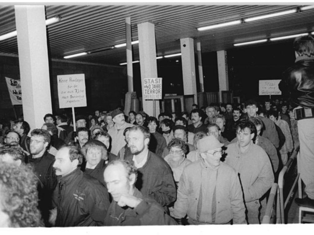 Demonstranten vor der Ost-Berliner Stasi-Zentrale fordern die vollständige Auflösung der Stasi und gelangen in den Gebäudekomplex in der Normannen- und Ruschestraße; Aufnahme 15. Januar 1990  Demonstranten vor der Ost-Berliner Stasi-Zentrale fordern die vollständige Auflösung der Stasi und gelangen in den Gebäudekomplex in der Normannen- und Ruschestraße; Aufnahme 15. Januar 1990