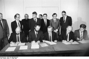 Die an der neuen DDR-Regierung beteiligten Parteien unterzeichnen im Hause der Volkskammer die Koalitionsvereinbarung zwischen den Fraktionen der CDU, der DSU, dem DA, den Liberalen (FDP, BFD, F.D.P.) und der SPD vom (v. l. n. r.: Rainer Eppelmann, Markus Meckel, Lothar de Maiziere, Hans-Wilhelm Ebeling und Prof. Dr. Rainer Ortleb); Aufnahme 12. April 1990