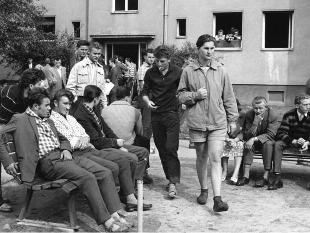 DDR-Flüchtlinge im Notaufnahmelager Marienfelde in West-Berlin; Aufnahme 13. Juli 1961 DDR-Flüchtlinge im Notaufnahmelager Marienfelde in West-Berlin; Aufnahme 13. Juli 1961