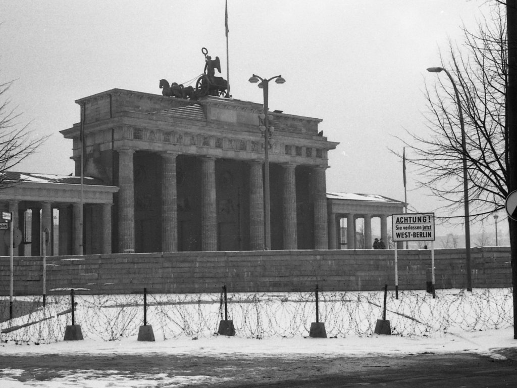 Grenzmauer mit Stacheldraht am Hindenburgplatz mit Blick nach Ost-Berlin auf das Brandenburger Tor; Aufnahmedatum unbekannt