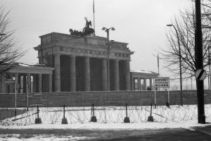Grenzmauer mit Stacheldraht am Hindenburgplatz mit Blick nach Ost-Berlin auf das Brandenburger Tor; Aufnahmedatum unbekannt