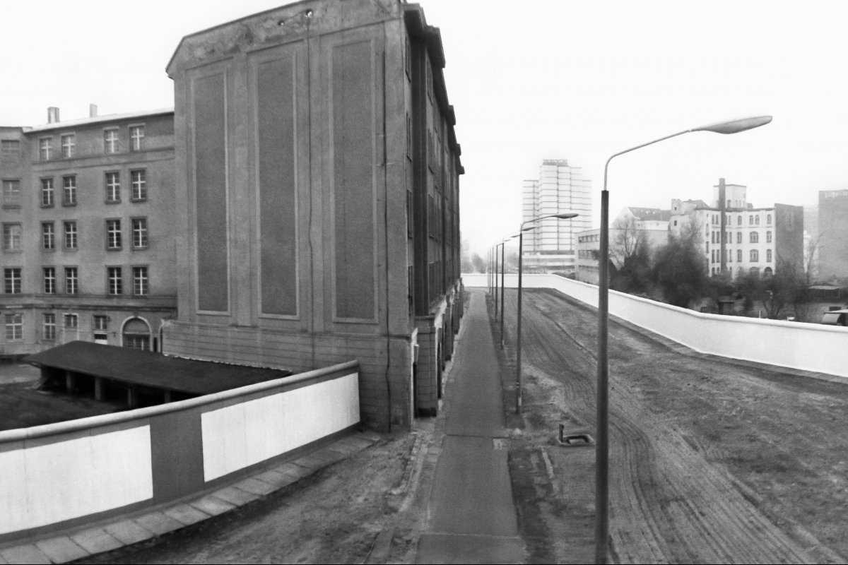 Stresemannstraße, unweit des Potsdamer Platzes (neu errichtetes Gebäude links: Bundesumweltministerium), Aufnahme 1980er Jahre