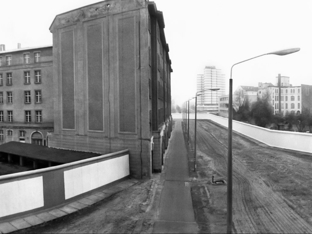 Stresemannstraße, unweit des Potsdamer Platzes, Aufnahme 1980er Jahre Stresemannstraße, unweit des Potsdamer Platzes (neu errichtetes Gebäude links: Bundesumweltministerium), Aufnahme 1980er Jahre