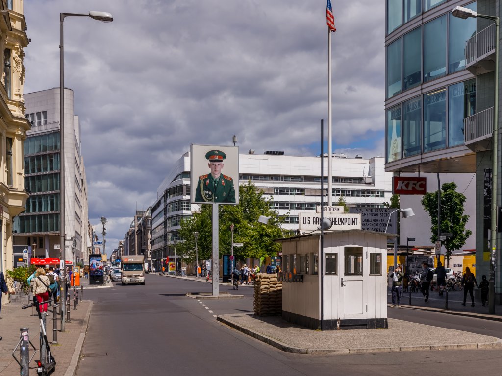 Grenzübergang Friedrich-/Zimmerstraße („Checkpoint Charlie“), Blickrichtung von ehem. West- nach Ost-Berlin) Grenzübergang Friedrich-/Zimmerstraße („Checkpoint Charlie“), Blickrichtung von ehem. West- nach Ost-Berlin)