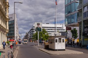 Grenzübergang Friedrich-/Zimmerstraße („Checkpoint Charlie“), Blickrichtung von ehem. West- nach Ost-Berlin)