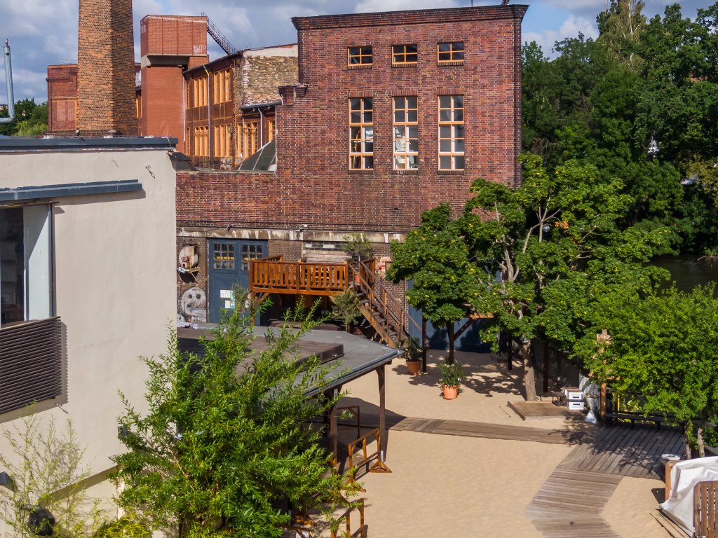 Sperranlagen in Treptow am Flutgraben und an der Spree (früher Betriebshof der Ost-Berliner Verkehrsbetriebe, heute Arena Badeschiff) Sperranlagen in Treptow am Flutgraben und an der Spree (früher Betriebshof der Ost-Berliner Verkehrsbetriebe, heute Arena Badeschiff)