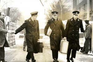 Angestellte der Ost-Berliner Post überqueren den Grenzübergang Invalidenstraße. Darunter waren auch Mitarbeiter der Staatssicherheit, die zur Überwachung der Passierscheinvergabe nach West-Berlin geschickt wurden, Dezember 1963