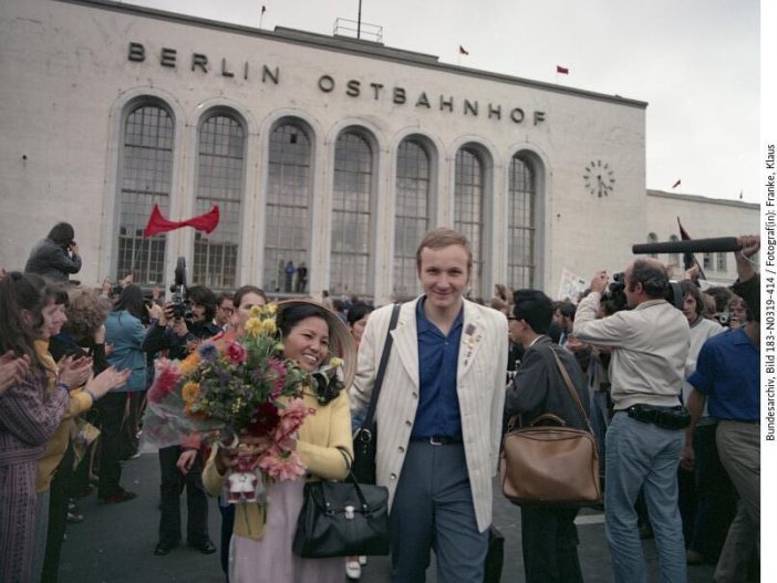 Begrüßung der „heldenhaften vietnamesischen Jugend“ zu den X. Weltfestspielen am Ostbahnhof, 27. Juli 1973