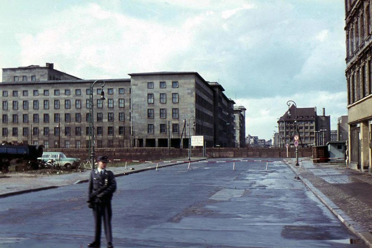 West-Berliner Polizeibeamter an der Wilhelmstra&szlig;e, April 1965