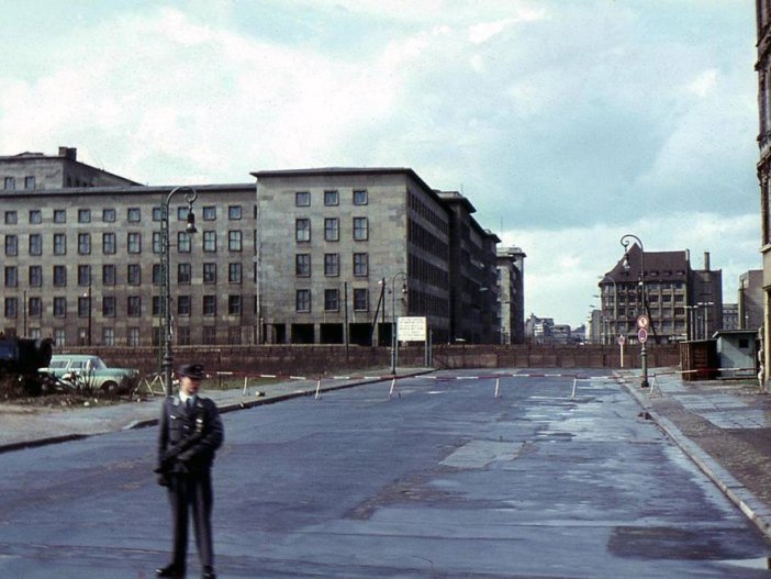 West-Berliner Polizeibeamter an der Wilhelmstraße, April 1965