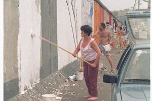 Christine K&uuml;hn bereitet mit einer Grundierung das Bild "Touch the Wall" auf der East Side Gallery vor