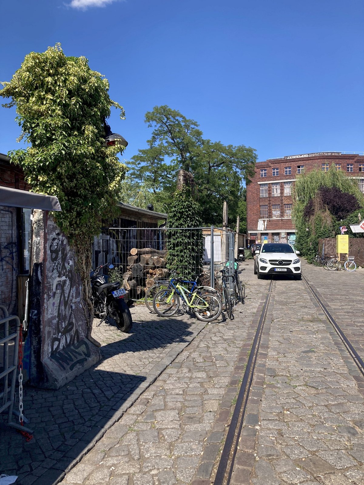 Mauerelement mit Efeu und Lampe, Am Flutgraben