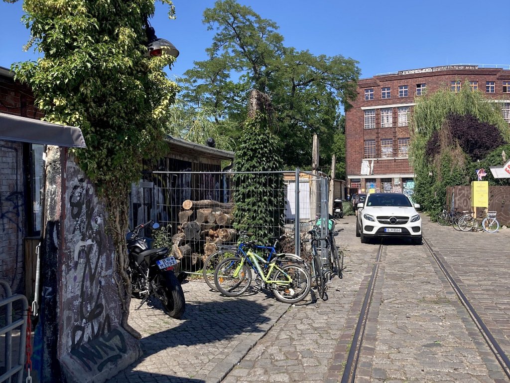 Mauerelement mit Efeu und Lampe, Am Flutgraben