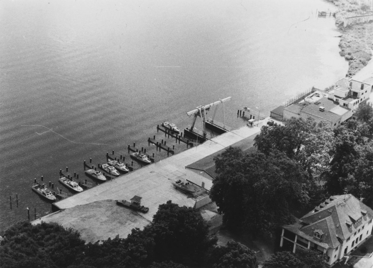 Hafen der Bootskompanie der DDR-Grenztruppen und die Villa Starck (rechts vorne)