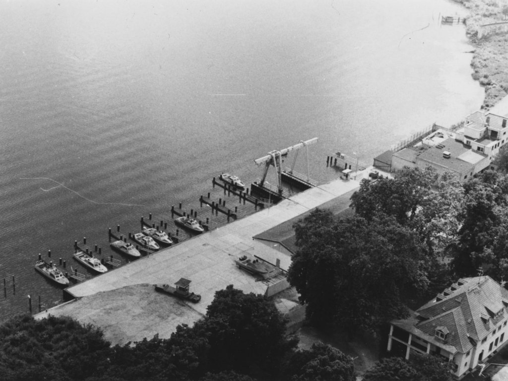 Hafen der Bootskompanie der DDR-Grenztruppen und die Villa Starck (rechts vorne)